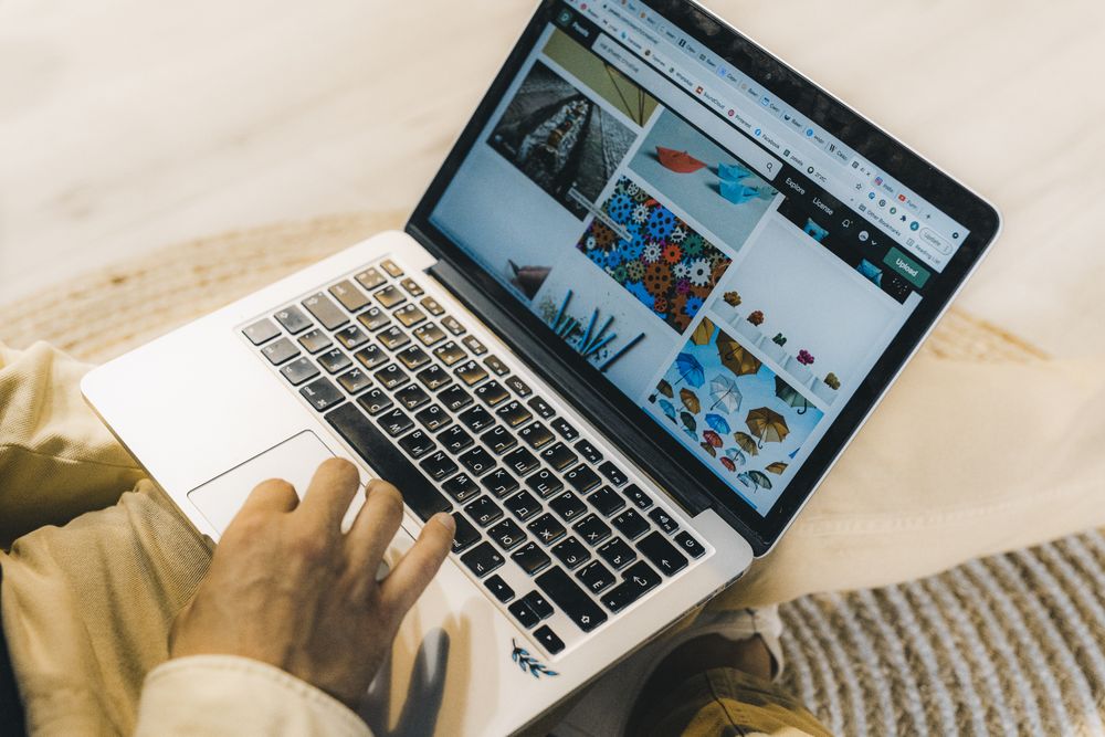 Orang menggunakan laptop untuk browsing online