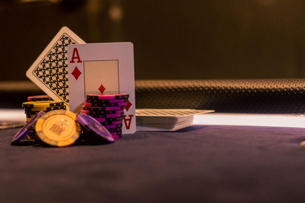 Kartu dan chip poker di atas meja kasino