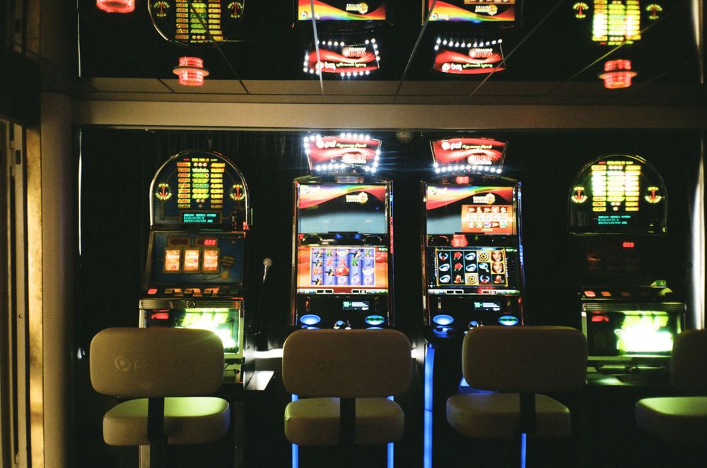 Mesin slot di kasino dengan langit-langit reflektif