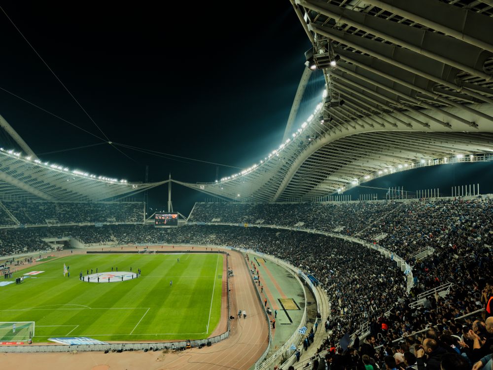 Stadion sepak bola ramai dengan lampu terang