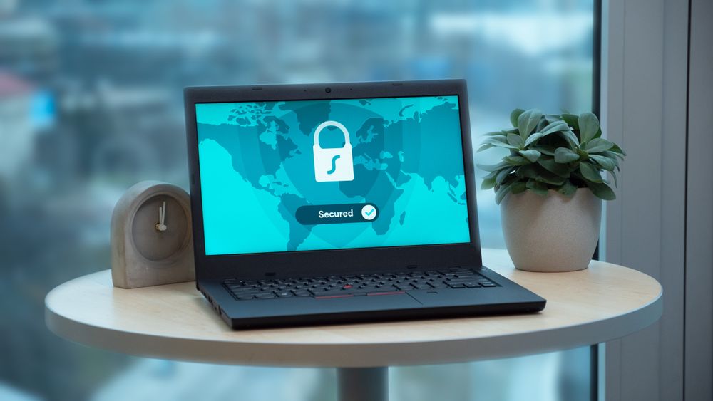 Laptop menampilkan ikon kunci keamanan