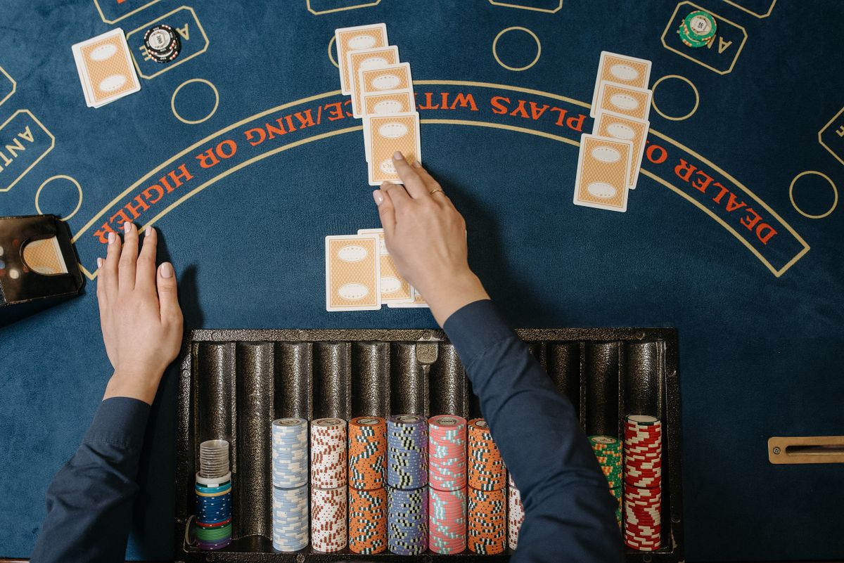 Dealer membagikan kartu di meja kasino langsung