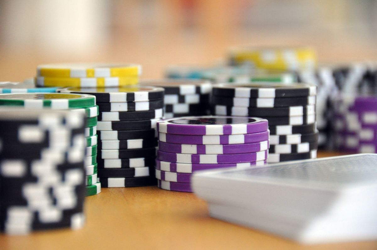 Kartu poker dan chip bertumpuk di atas meja