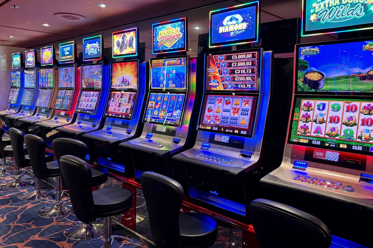 Mesin slot kasino dengan layar warna-warni